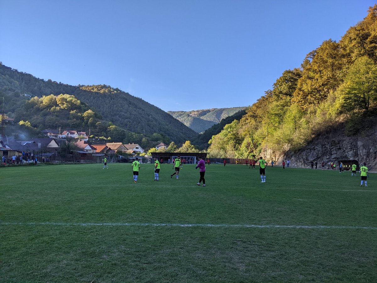 DDracea's tweet photo. Eu: De ce i se zice navetă (de bere)?
@VladBogos: Pentru că dacă o bei pe toată te duci în spațiu.

#FIH7 https://t.co/WiZgv7BFnX