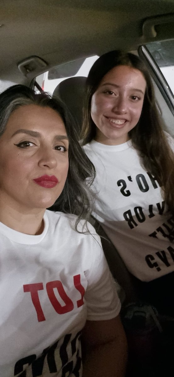 jan_ayala's tweet photo. Las más felices como si hubiéramos ido a México City a verla thks @taylorswift13 https://t.co/2EkUO9UFPc