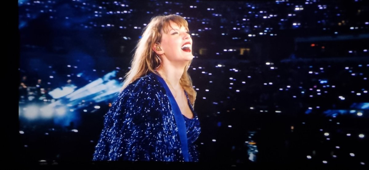 jan_ayala's tweet photo. Las más felices como si hubiéramos ido a México City a verla thks @taylorswift13 https://t.co/2EkUO9UFPc