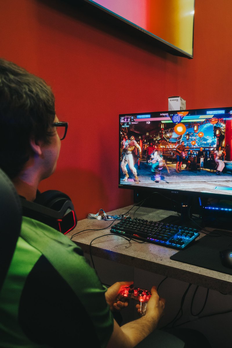 OMENbyHP_de's tweet photo. @StreetFighter 6 die Zweite. Auch heute wieder mit am Start, yetey, raven und klemenz von @planBesports sowie nerox von @AustrianForce
#gamecityvienna #OMEN #gamecity2023
#OMENTranscend #OMENbyHP #HPwithINTEL #OMEN16 #Gaming https://t.co/hqLZhLPPkk
