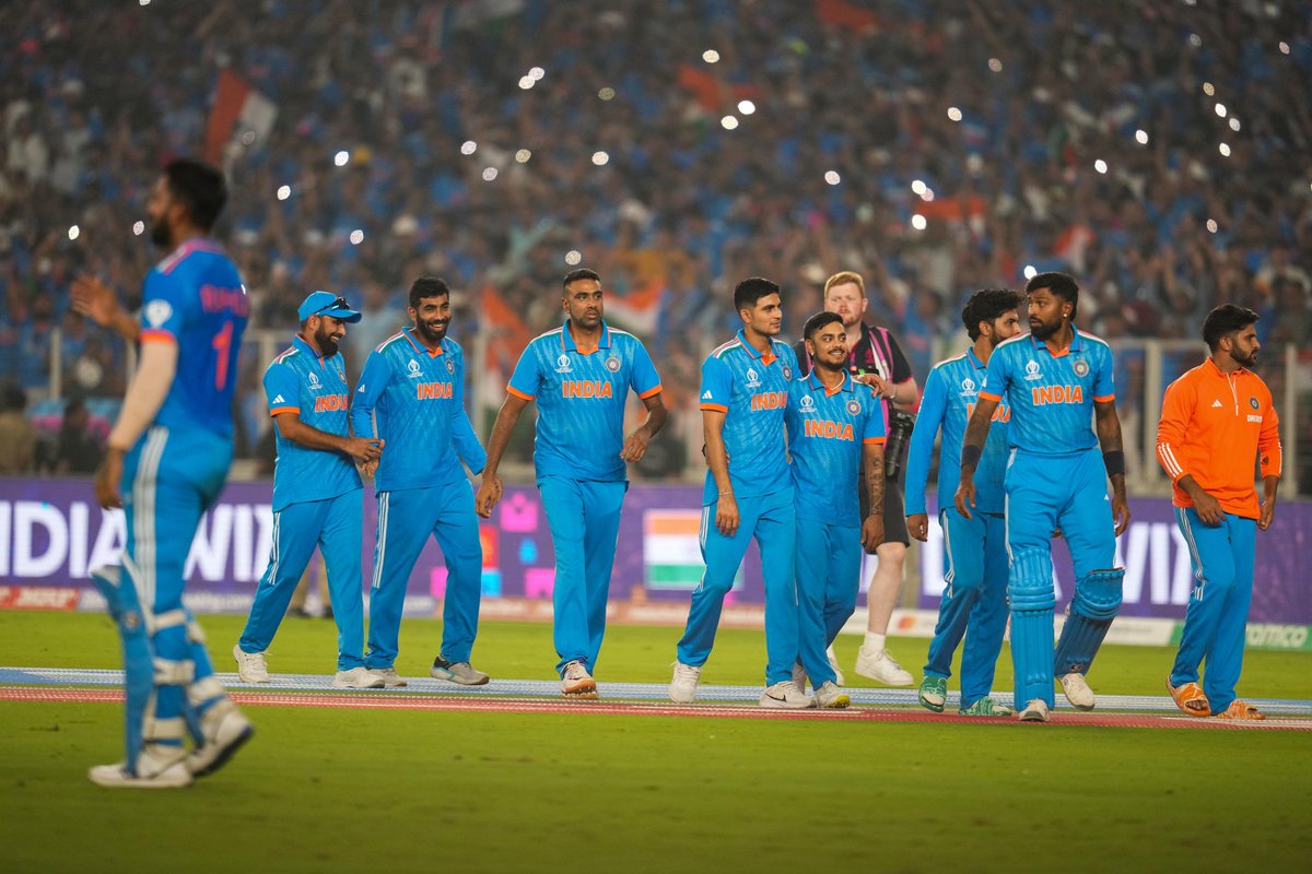 EnglishSalar's tweet photo. #RohitSharma𓃵 (86) and #ShreyasIyer (53*) shine with the bat and #JaspritBumrah (2/19) and #KuldeepYadav (2/35) take key wickets as India (192/3) thrash Pakistan (191) by 7 wickets in #ICCCricketWorldCup23 in #Ahmedabad
📷PTI
#BHAvsPAK #MaukaMauka #PKMKBForever #BaapBaap https://t.co/ky3V31OseF