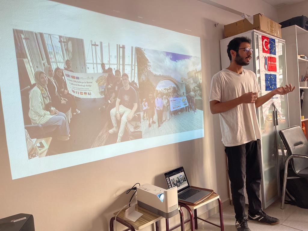 SUGDER_'s tweet photo. Bugün #ErasmusDays kapsamında genç gönüllülerimiz, @ulusalajans tarafından desteklenen projelerimizdeki katılım tecrübelerini paylaştılar. Farklı kültürlerden gençler kültürel yemeklerini birbirlerine ikram ettiler. https://t.co/KCbGlb0hWn
