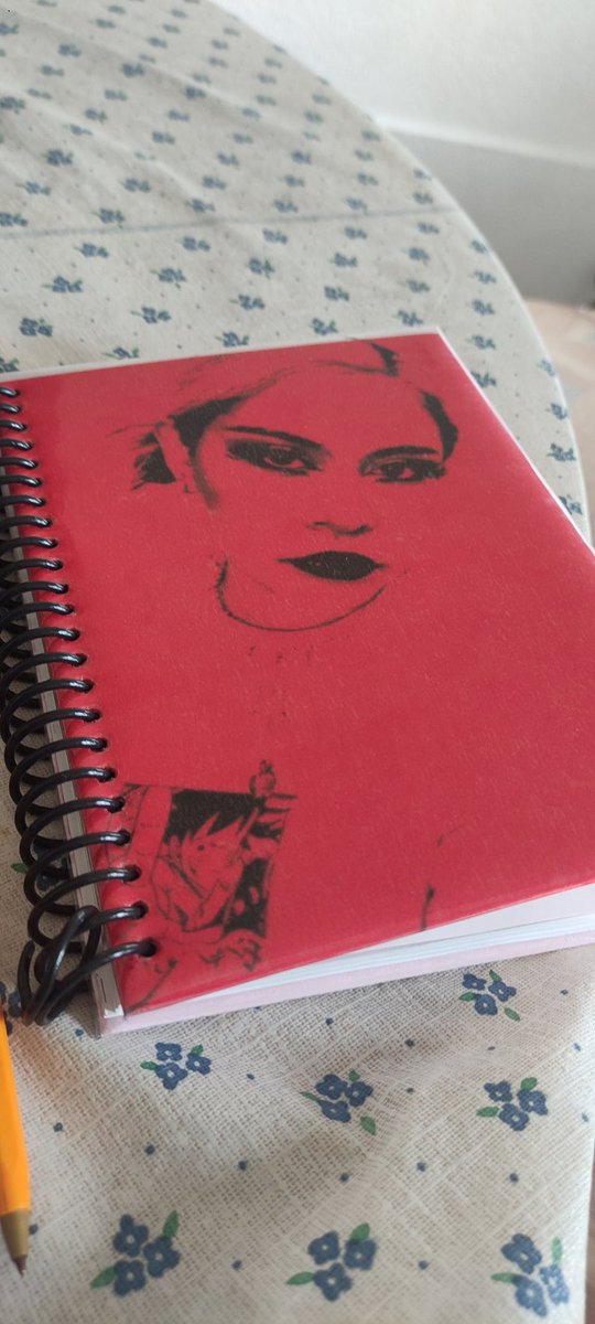 Barucomon's tweet photo. Hoy empecé un diplomado y mi morrita me hizo un cuaderno para tomar clase y hasta le puso stickers.
Yo el morro más afortunado. https://t.co/vj4dXSC9YR