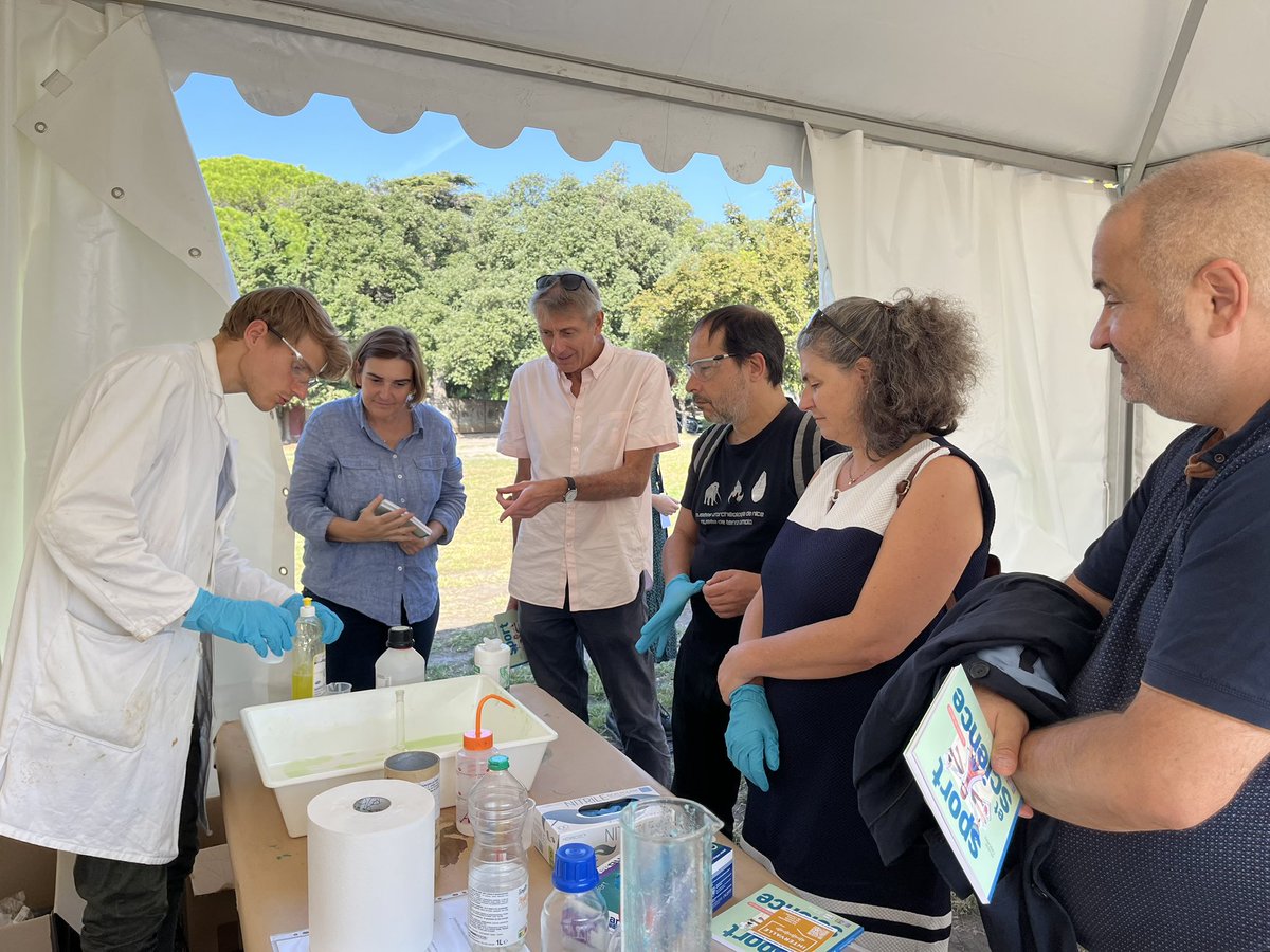 Festival des sciences et de l’innovation de Nice: stand chimie avec Noel Dimarcq <a href="/Univ_CotedAzur/">Université Côte d'Azur</a> ! Bravo à nos jeunes permanents Romain <a href="/romain_melot/">melot romain</a> Kristina <a href="/kristi_plevova/">kristina_plevova</a> et Jade <a href="/jade_dussart/">Dussart-Gautheret Jade</a> pour l organisation ! Et à nos jeunes doctorants <a href="/NiceChemistry/">Institut Chimie Nice</a> et étudiants !