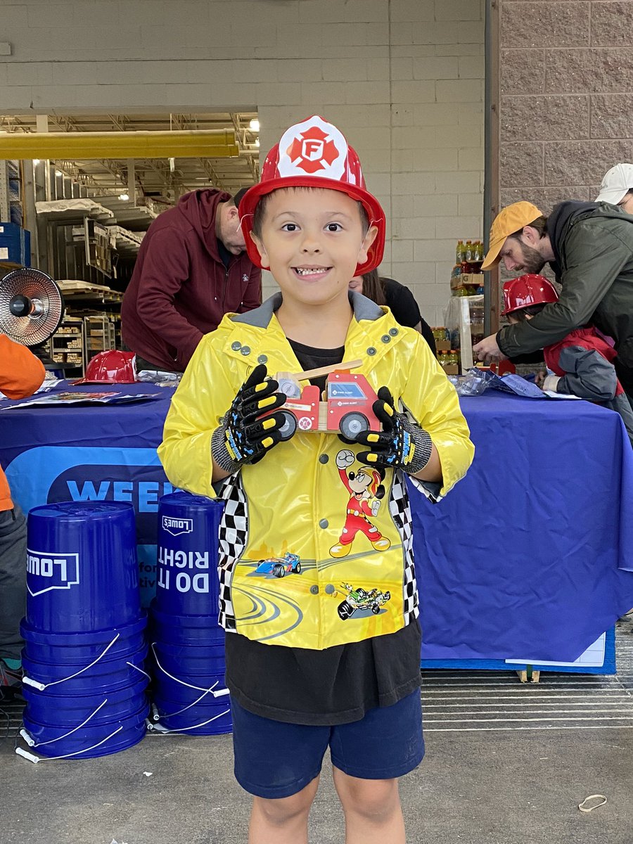 traceyd705's tweet photo. Fire safety day at 2995!  Future fire fighters in the house!!!! #towsonlowes
#firesafety #community #firstresponders @mattz_720 @Suzie02409046 @DCT0813MD https://t.co/sxuFmpu3e5