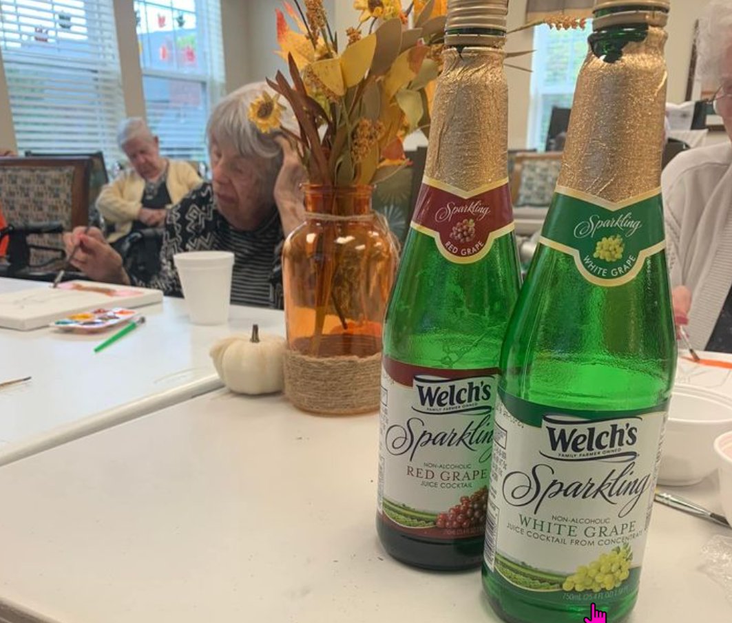 AnthemMemCare's tweet photo. Paint and Sips are popular among residents of Emerald Place Memory Care in Glenview, Illinois. The results speak for themselves! https://t.co/YZzj3zc1XH #arttherapy #memorycare #Alzheimers https://t.co/iDcXc5Lgvx