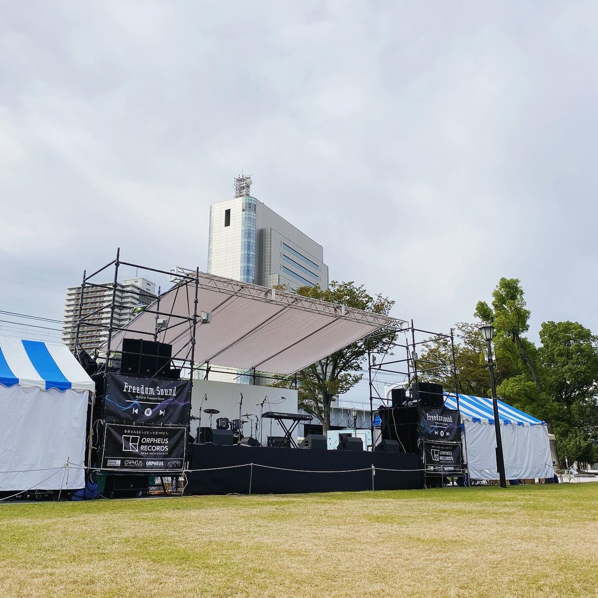 SAKURAonmyback's tweet photo. 今回のすみだストリートジャズフェスティバルでは、隅田公園のそよ風ひろばにもステージが設置されていて、芝生で演奏を楽しめるのラ（・⌒・）！
#すみジャズ2023 #すみだジャズ https://t.co/vUCnqGVK4p