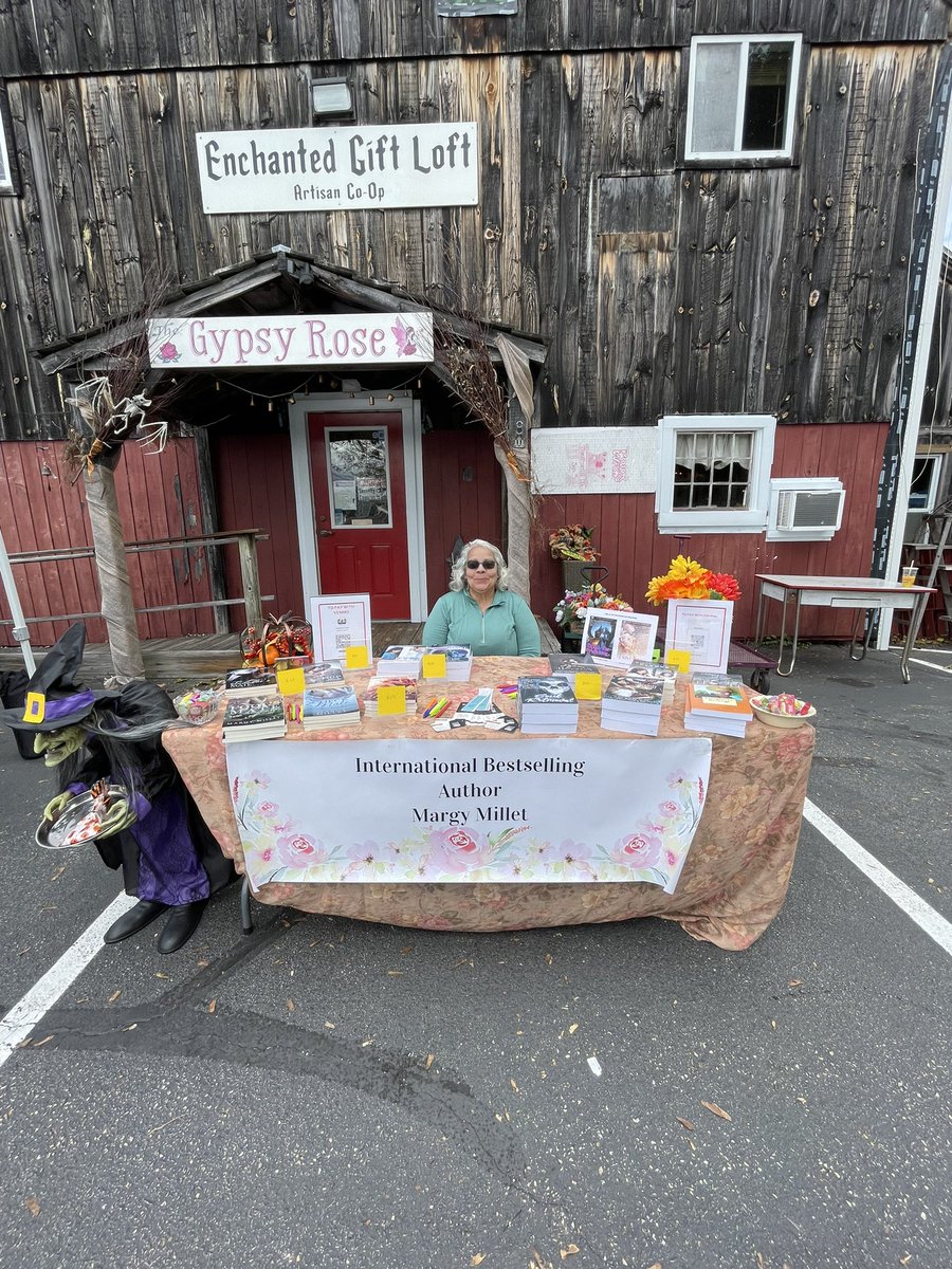 MargyMillet's tweet photo. Ready for my day at the Enchanted Loft Fall Fair! https://t.co/Z6i3SXWybr