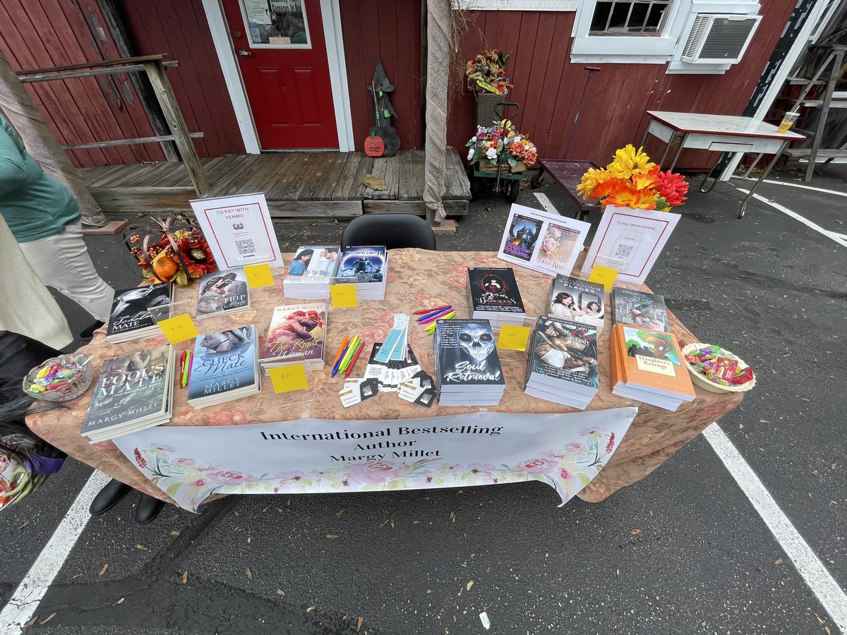 MargyMillet's tweet photo. Ready for my day at the Enchanted Loft Fall Fair! https://t.co/Z6i3SXWybr