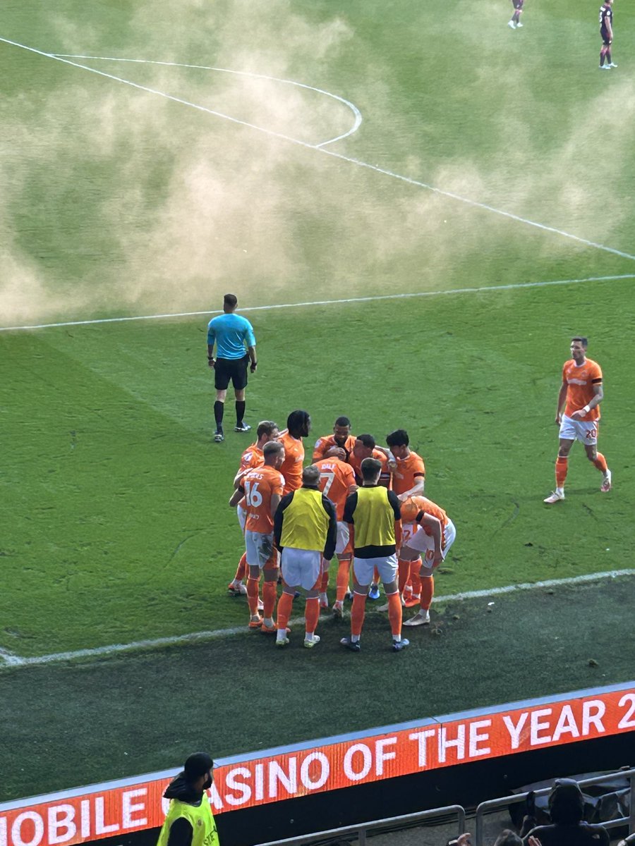 SeasidersPod's tweet photo. A beautiful moment for Owen Dale. Heart of a Lion. https://t.co/86s8NY0Jjj