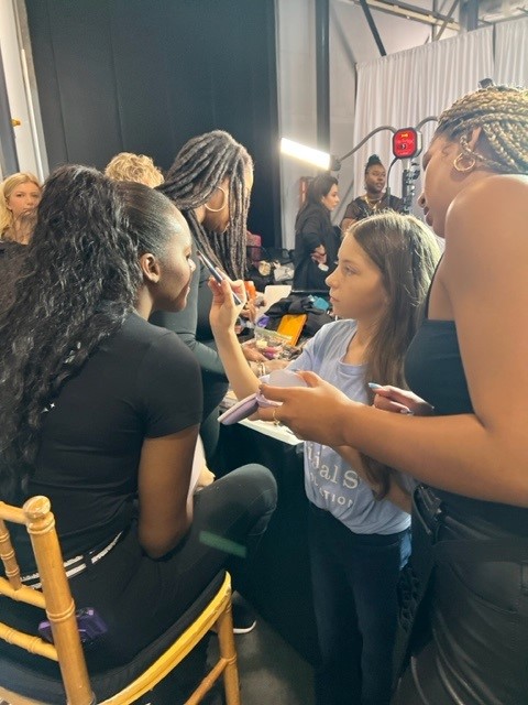 Original6Found's tweet photo. When professional makeup artist Ashley Brook Perryman saw a video of an #O6Afterschool student who dreams of becoming a makeup artist-Ashley invited Layla behind the scenes of @ChasFashWeek and made Layla and her mom VIP's for the fashion show! #lightsonafterschool https://t.co/4PhnrFnl8X