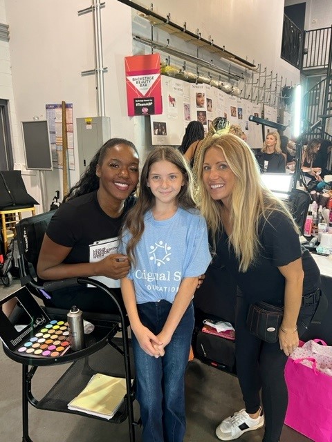 Original6Found's tweet photo. When professional makeup artist Ashley Brook Perryman saw a video of an #O6Afterschool student who dreams of becoming a makeup artist-Ashley invited Layla behind the scenes of @ChasFashWeek and made Layla and her mom VIP's for the fashion show! #lightsonafterschool https://t.co/4PhnrFnl8X