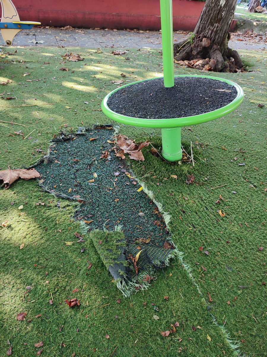 Mi_Yo_3's tweet photo. Parque infantil en el centro de #Tui. Lleva cerca de un año en mal estado. Lamentable la gestión por parte del @Concellotui. Los niños no son ciudadanos de tercera, también tienen derechos #Cuidemoslainfancia @kikecabaleiro @NunezFeijoo @ramon_magan @AlfonsoRuedaGal https://t.co/alX5TaTjfU