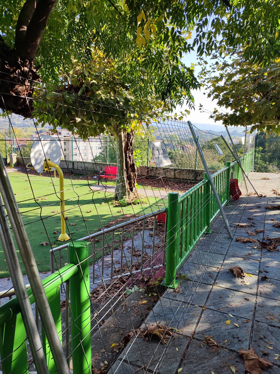 Mi_Yo_3's tweet photo. Parque infantil en el centro de #Tui. Lleva cerca de un año en mal estado. Lamentable la gestión por parte del @Concellotui. Los niños no son ciudadanos de tercera, también tienen derechos #Cuidemoslainfancia @kikecabaleiro @NunezFeijoo @ramon_magan @AlfonsoRuedaGal https://t.co/alX5TaTjfU