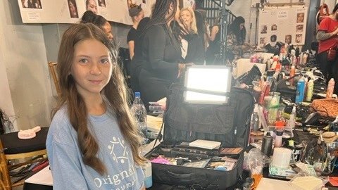 Original6Found's tweet photo. When professional makeup artist Ashley Brook Perryman saw a video of an #O6Afterschool student who dreams of becoming a makeup artist-Ashley invited Layla behind the scenes of @ChasFashWeek and made Layla and her mom VIP's for the fashion show! #lightsonafterschool https://t.co/4PhnrFnl8X