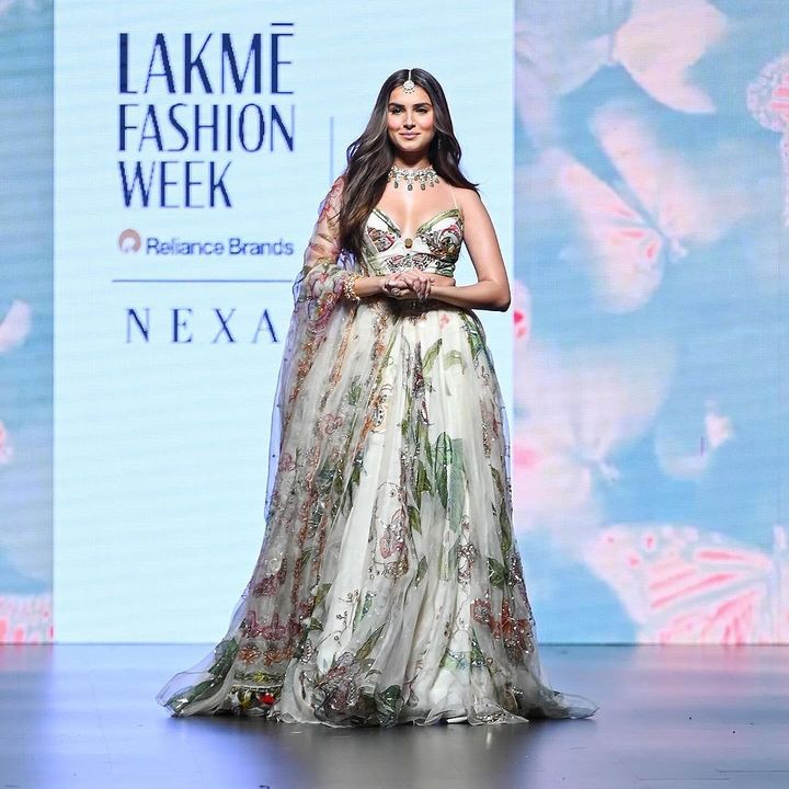 bollyXtelly's tweet photo. #Tarasutaria and #Malaikaarora at #LakmeFashionWeek2023 ✨ https://t.co/VUyKYVc7KN