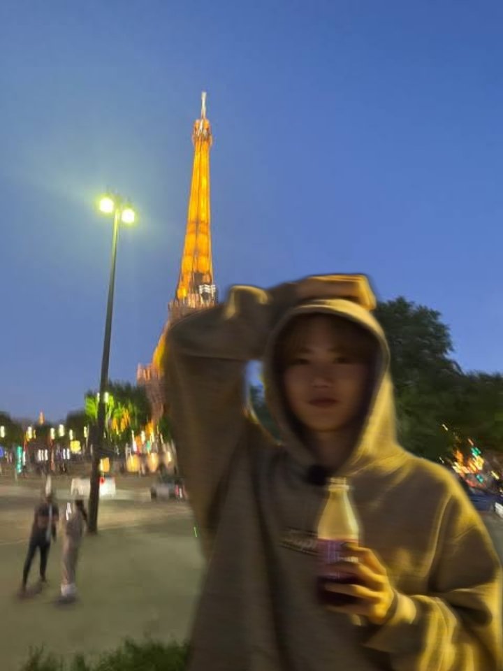 kyukoalala's tweet photo. junkyu in paris 🫶🏻 https://t.co/tTpuKrWTFc