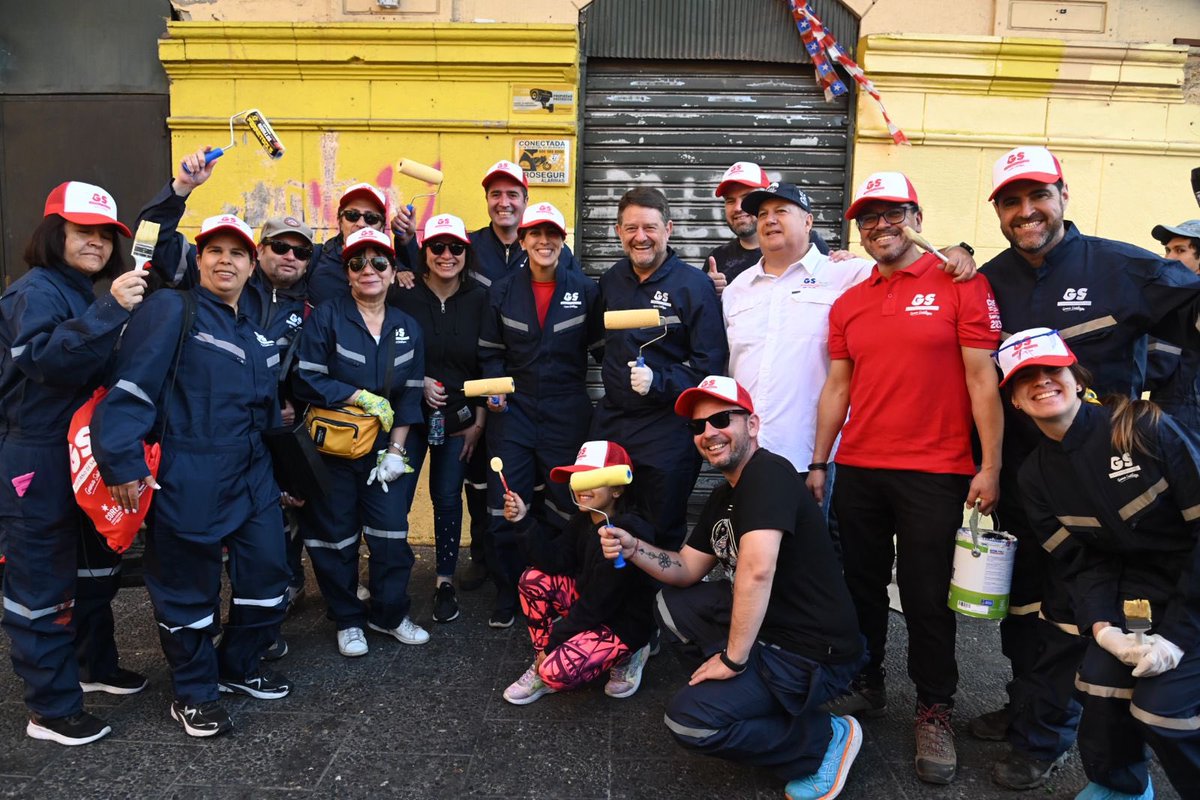 Orrego's tweet photo. Estamos a seis días de #Santiago2023 y queremos tener nuestro hogar impecable para recibir las visitas. Más de 100 voluntarios reunimos hoy para limpiar la fachadas del casco histórico de #Santiago y el #Mapocho. Muy contentos, este es el espíritu de ciudad que nos encanta. 💪🏼❤️ https://t.co/q8dsaBPlnt