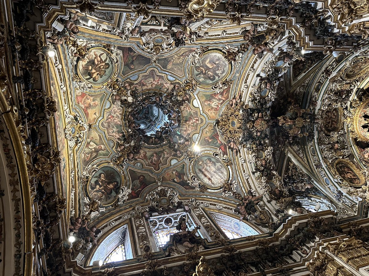 rorroblanc's tweet image. Arriba y Abajo 
Iglesia Santa Catalina 
#arterococó
#cripta