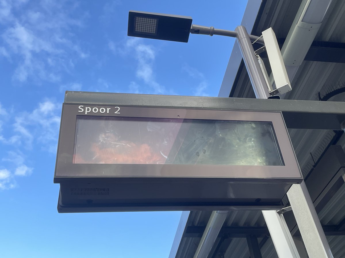 lrmelein's tweet photo. @GVB_klanten Het achterste vertrektijdenscherm (richting de Beethovenstraat, naast paal M2.03) op Station Zuid, Spoor 2 werkt niet meer. Kunnen jullie hier naar kijken? Alvast bedankt! https://t.co/DtAvMj6uw8