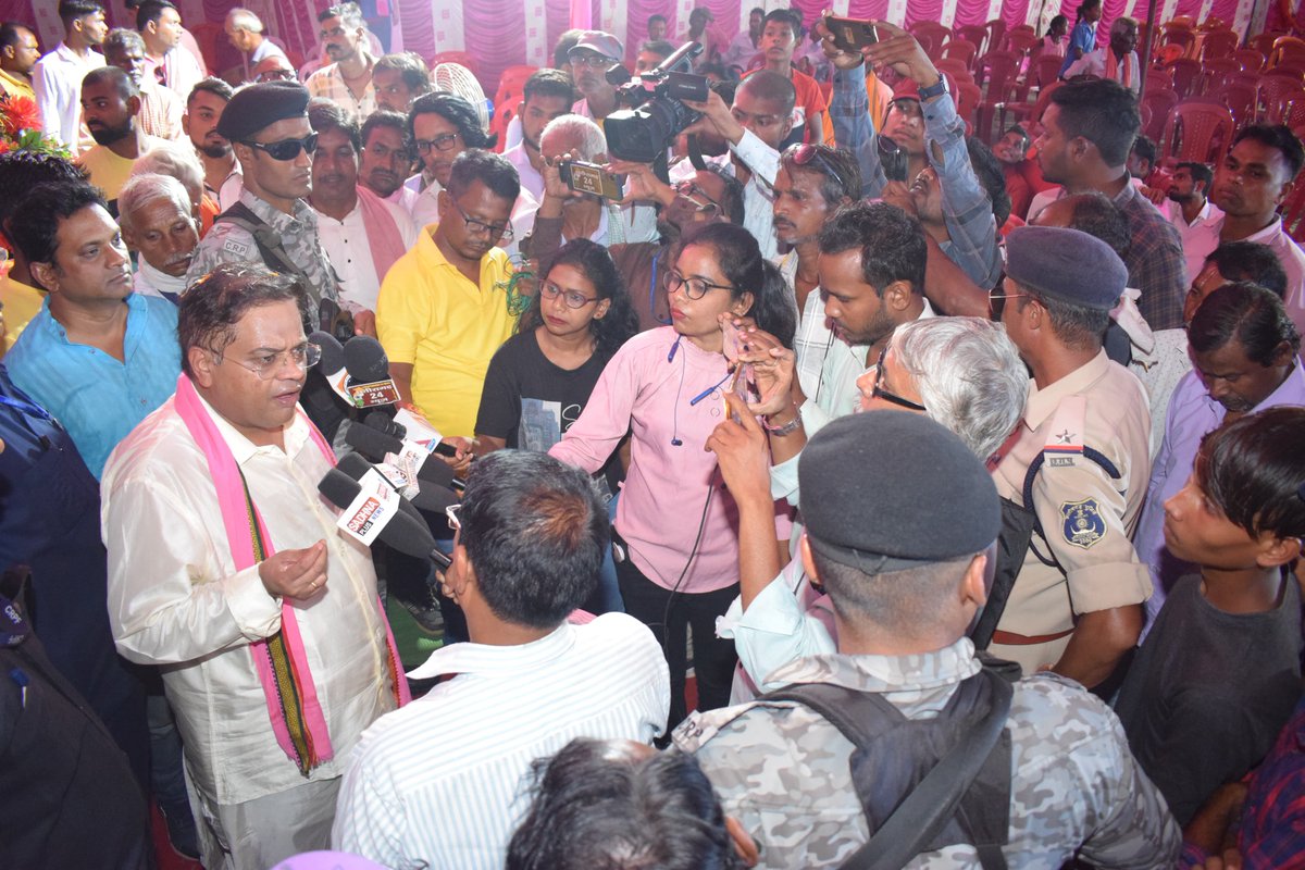 आज भूपेश बघेल जी के विधानसभा क्षेत्र पाटन के जामगांव में आयोजित विशाल 'परिवर्तन' सम्मेलन में शामिल हुआ। 

पाटन इस बार 'बदला' और 'बदलाव' दोनो चाहता है।

जानते हैं, किसका बदला ? माननीय अजीत जोगी की जाति और देह को गाली देने और अपमान का बदला, जैतखाम जलाने की घटनाओं का बदला, परम पूज्य