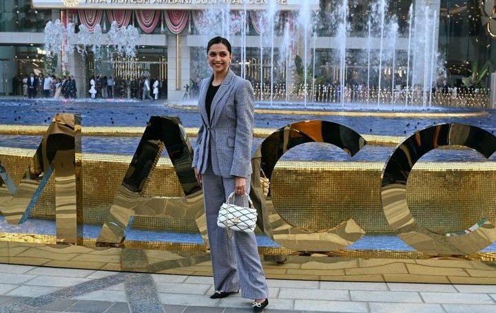 bollyXtelly's tweet photo. Deepika Padukone attends the 141st International Olympic Committee Session inauguration at the NMACC

#DeepikaPadukone https://t.co/b1DXWmR37D