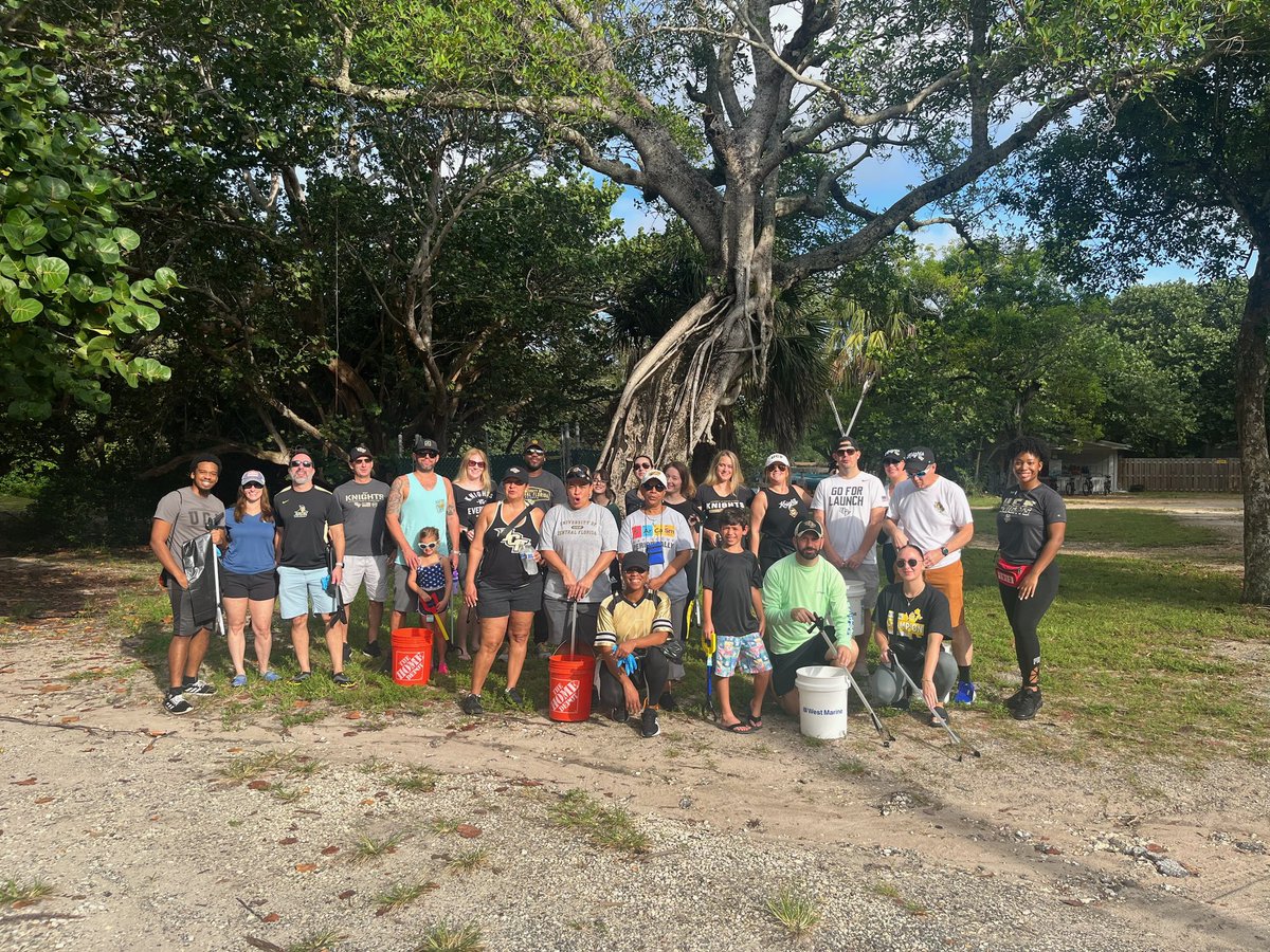 BrowardUCF's tweet photo. Thank you to all who joined us for #KnightsGiveBack 2023. We had an amazing beach clean up. Stay tuned for more events, and don't miss next week's Watch Party! @UCFALUMNI #UCF #BrowardKnights 🌟🙌 UCF https://t.co/JWtp4my5il