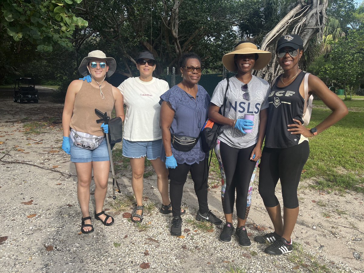 BrowardUCF's tweet photo. Thank you to all who joined us for #KnightsGiveBack 2023. We had an amazing beach clean up. Stay tuned for more events, and don't miss next week's Watch Party! @UCFALUMNI #UCF #BrowardKnights 🌟🙌 UCF https://t.co/JWtp4my5il