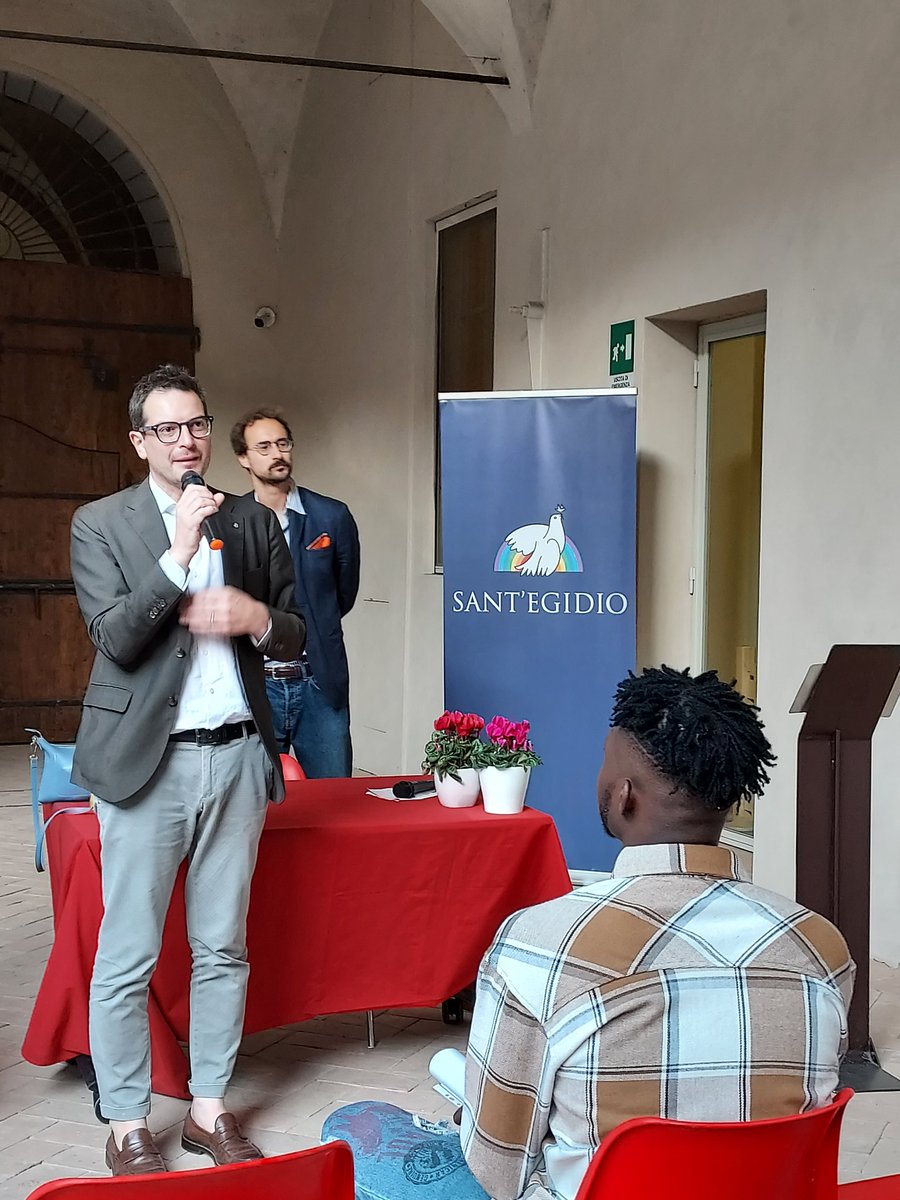 PietroRossini's tweet photo. @MicheleGuerraPR, sindaco di #Parma si congratula con i 60 migranti che hanno ricevuto l'attestato di lingua Italiana da @santegidionews https://t.co/wiLyqZbGQK
