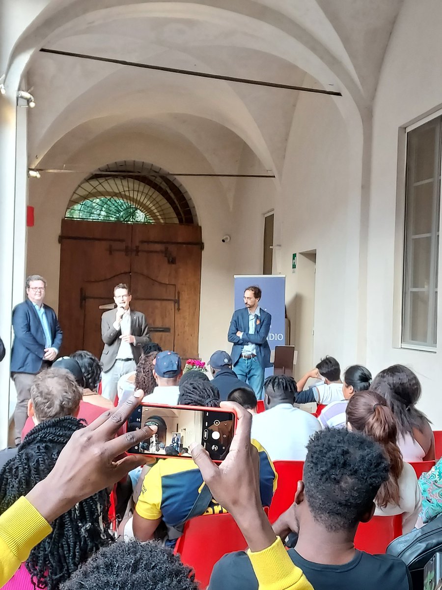PietroRossini's tweet photo. @MicheleGuerraPR, sindaco di #Parma si congratula con i 60 migranti che hanno ricevuto l'attestato di lingua Italiana da @santegidionews https://t.co/wiLyqZbGQK