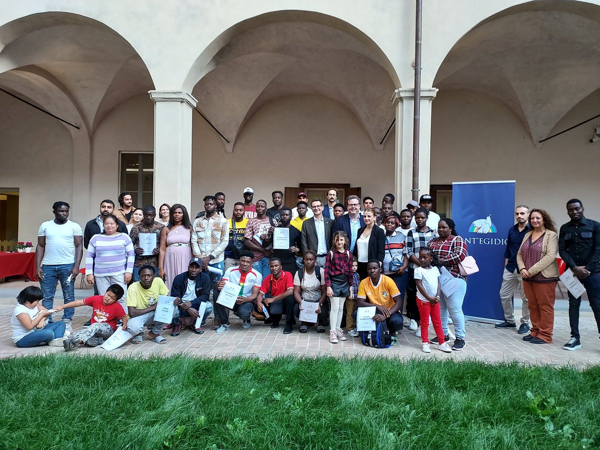 PietroRossini's tweet photo. @MicheleGuerraPR, sindaco di #Parma si congratula con i 60 migranti che hanno ricevuto l'attestato di lingua Italiana da @santegidionews https://t.co/wiLyqZbGQK