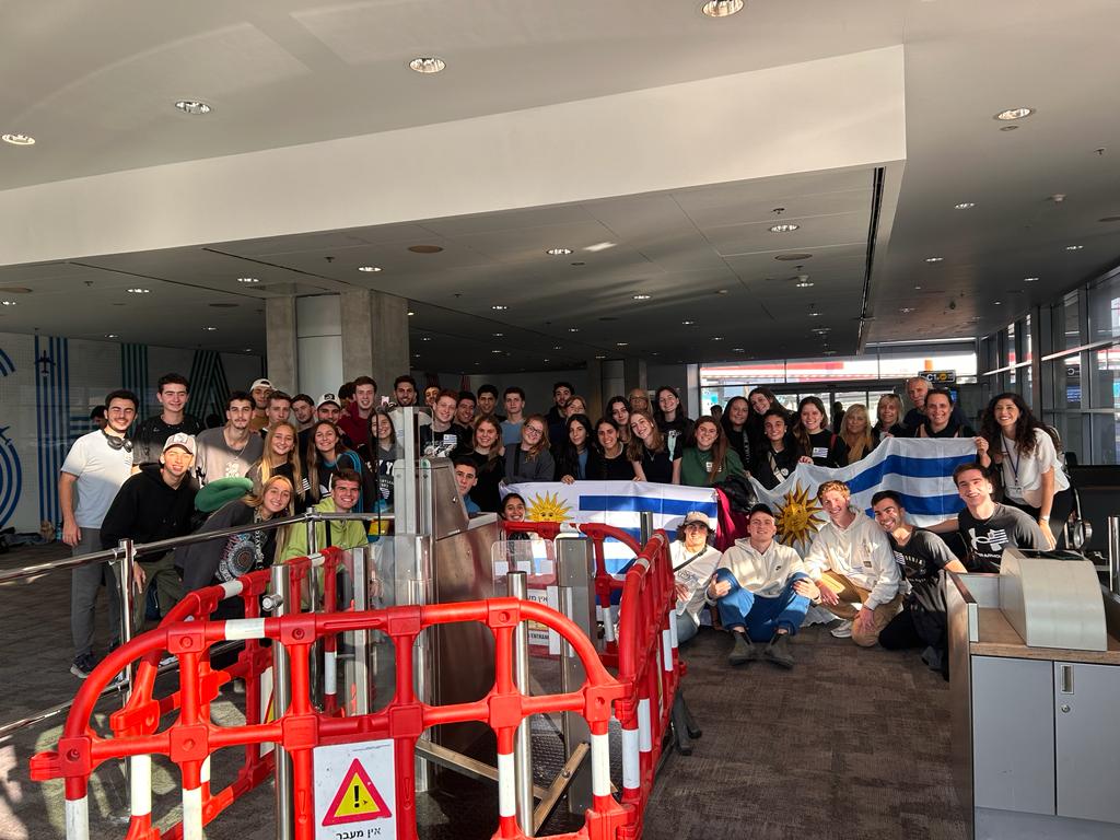 CancilleriaUy's tweet photo. Acaba de partir de Tel Aviv el Hércules de la Fuerza Aérea Uruguaya, que en misión humanitaria transporta a evacuados uruguayos rumbo a Madrid, en operativo coordinado en conjunto por @MDN_Uruguay y @MRREE_Uruguay 🤝 https://t.co/dlRG4MEabp