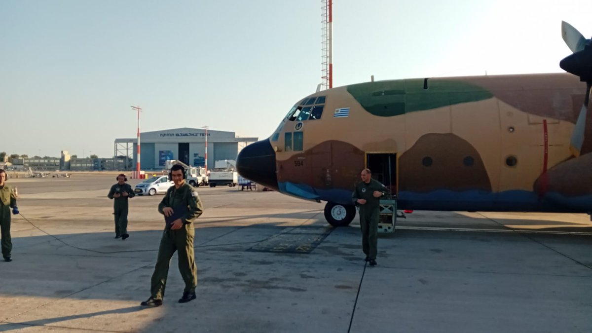 CancilleriaUy's tweet photo. Acaba de partir de Tel Aviv el Hércules de la Fuerza Aérea Uruguaya, que en misión humanitaria transporta a evacuados uruguayos rumbo a Madrid, en operativo coordinado en conjunto por @MDN_Uruguay y @MRREE_Uruguay 🤝 https://t.co/dlRG4MEabp