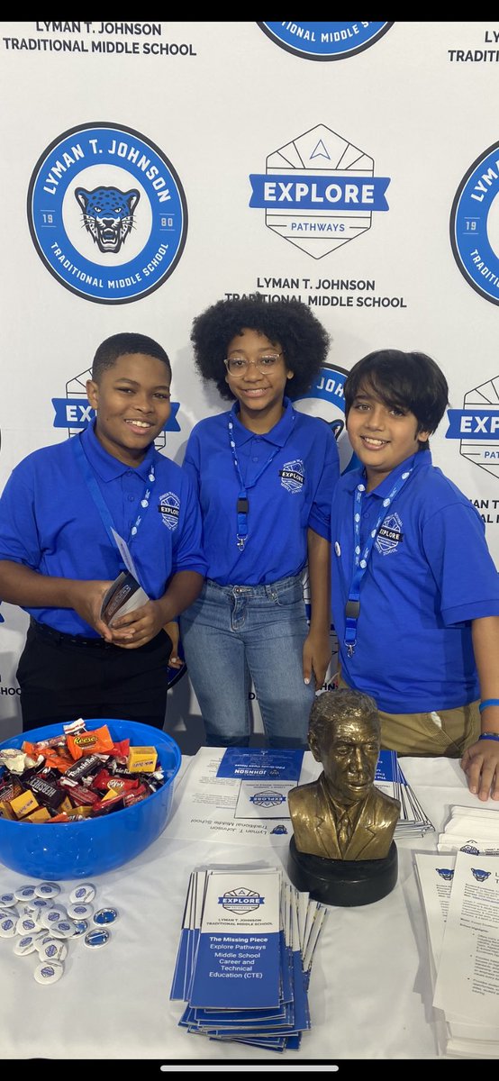 Explore_Johnson's tweet photo. The stars of showcase! Our students are our heart! 💙 @ExploreJCPS @Dr_RKBranch https://t.co/KVquDh2IGl