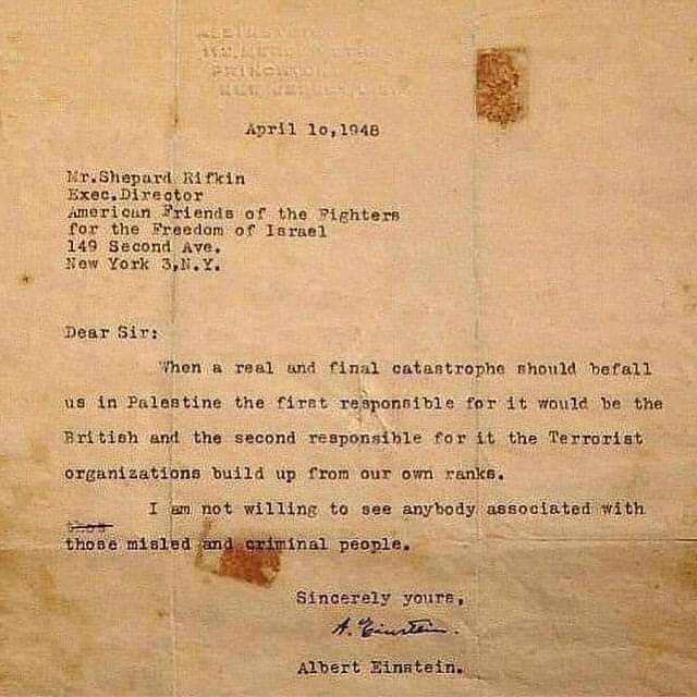 Kanseulir's tweet photo. Kata Albert Einstein yang Yahudi Asli..
Dalam surat Pertama Einstein menulis.. "Ketika bencana menimpa kita di Palestina, yang pertama bertanggung jawab atas hal itu adalah Inggris dan yang kedua bertanggung jawab untuk itu, organisasi teroris yang dibangun dari barisan kita sendiri (Yahudi). Saya tidak ingin melihat siapa pun yang terkait dengan orang-orang yang tersesat dan penjahat itu".
Hormat saya, Albert Einstein.

Dalam surat Kedua Einstein menulis.. 
"....... Orang Yahudi, asal saya... bagi saya tak ada bedanya dengan manusia lainnya,"
"Sejauh pengalaman saya, mereka (orang Yahudi) tak lebih baik dengan komunitas lain... Saya tak dapat menganggap mereka sebagai "Yang Terpilih."

Kalau kata Yahudi Pesek?
Siapa itu Yahudi Pesek?
Memang ada Yahudi yang pesek?
😁😁

#Gazagenocide 
#FreePalaestine