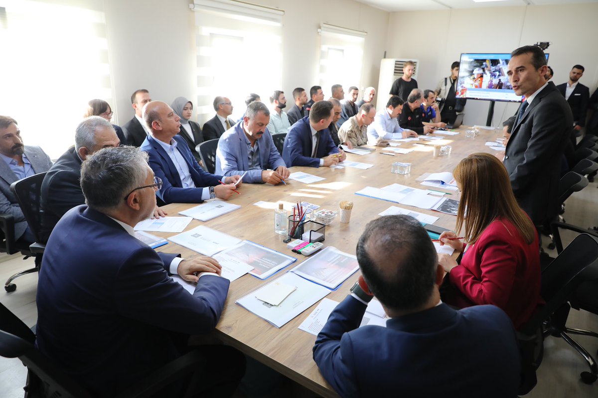 isikhanvedat's tweet photo. 📍Nurdağı Afet Koordinasyon Merkezi

Gaziantep’te depremden en çok etkilenen ilçelerimizden olan Nurdağı ve İslahiye’de mevcut duruma ve yapılan çalışmalara ilişkin bilgiler aldık.

Şehirlerimizin hızlı toparlanma ve yeniden ayağa kalkma süreçlerinde devlet olarak her zaman depremzedelerimizin yanındayız.