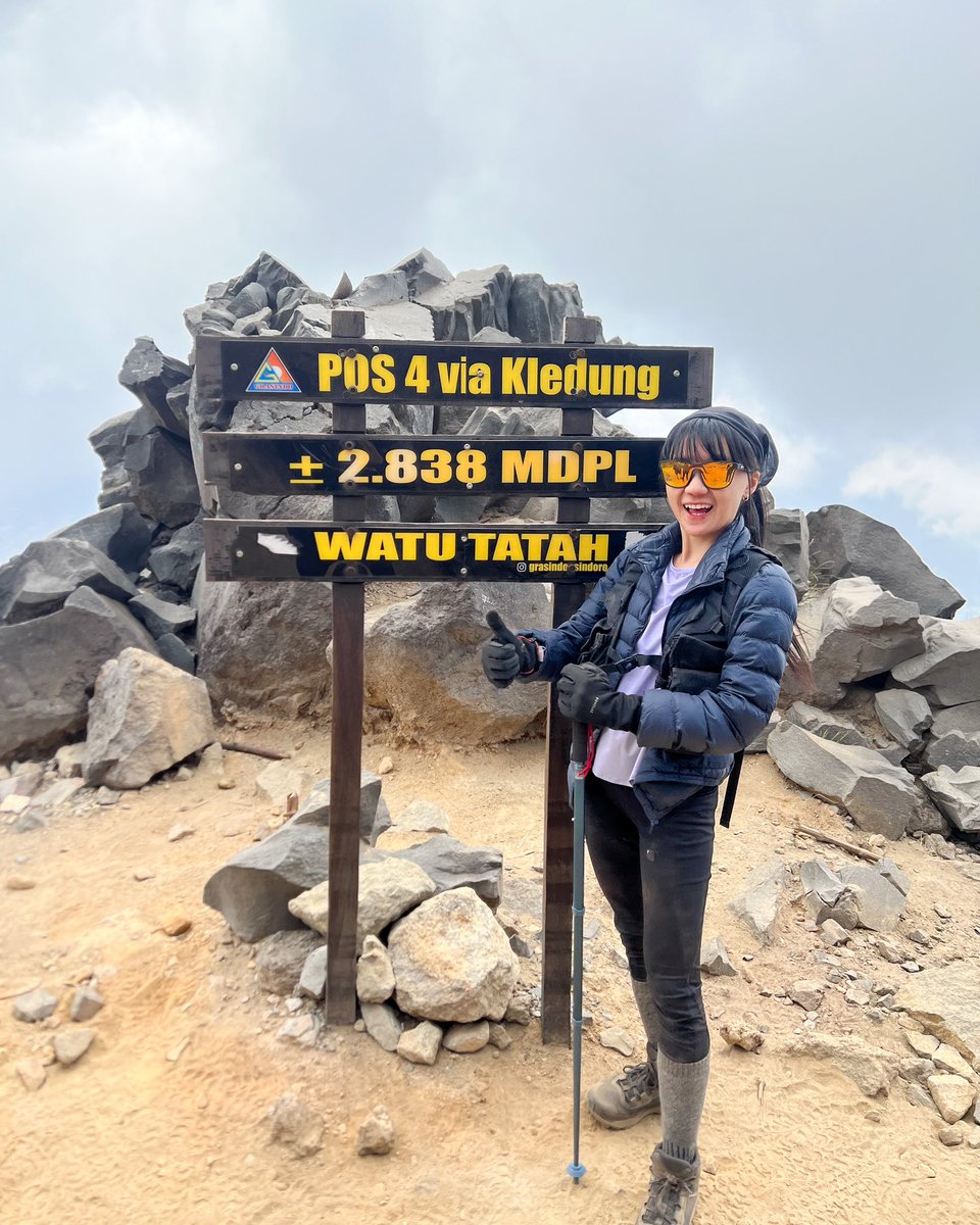 Cindygulla0's tweet photo. Puji Tuhan , pertama kali naik gunung 🗻 tetap optimis meski dijalan menangis 😂 sampai juga di Gunung Sindoro 🩶 https://t.co/zZK0yarVlW