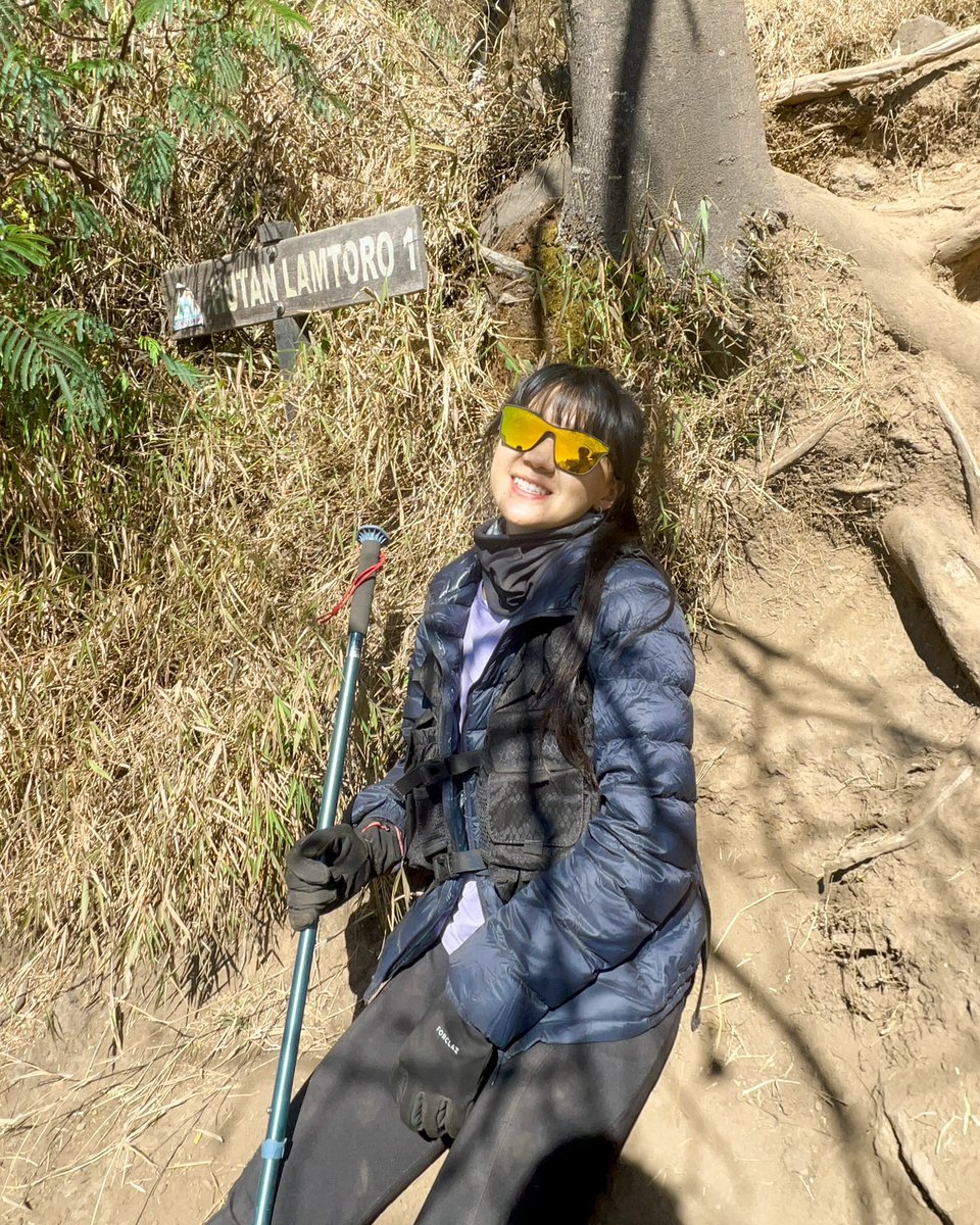 Cindygulla0's tweet photo. Puji Tuhan , pertama kali naik gunung 🗻 tetap optimis meski dijalan menangis 😂 sampai juga di Gunung Sindoro 🩶 https://t.co/zZK0yarVlW