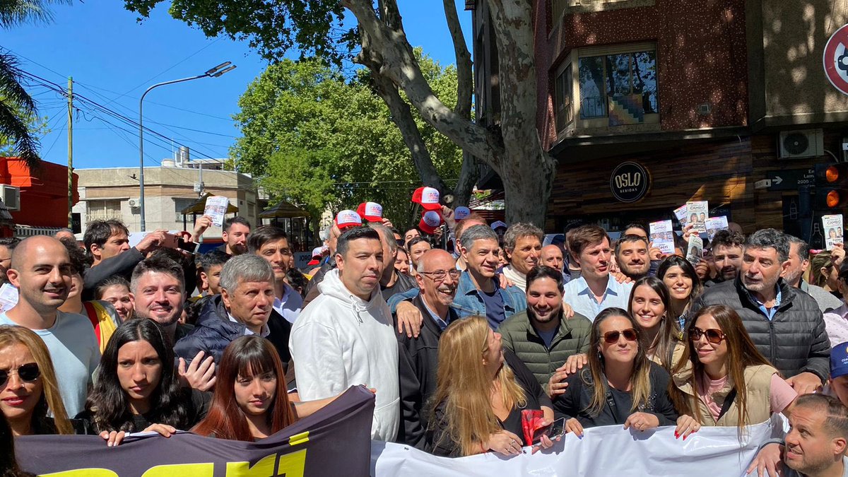 sergesiciliano's tweet photo. ÚLTIMO SÁBADO DE CAMPAÑA 

En la #Comuna10 junto a @jorgemacri cerramos con todo el equipo una campaña de propuestas y escucha al vecino. 
Todo listo para llegar al 22 de octubre con toda la energía!! 💪🏼

#VayamosPorMas 
#EsAhora 
#PatoPresidente https://t.co/kCSnWPlWSp