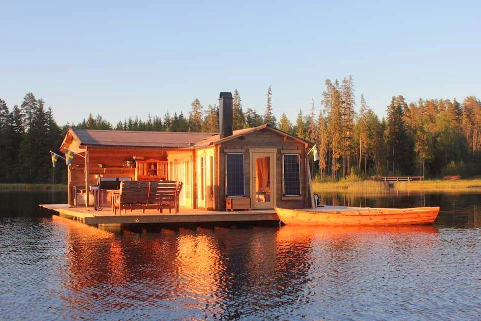 Airfemale14's tweet photo. Couple Nights In Heaven.....#FloatingCabins ๐ฅ #Fishing ๐ ๐ https://t.co/58ylL2iIlu