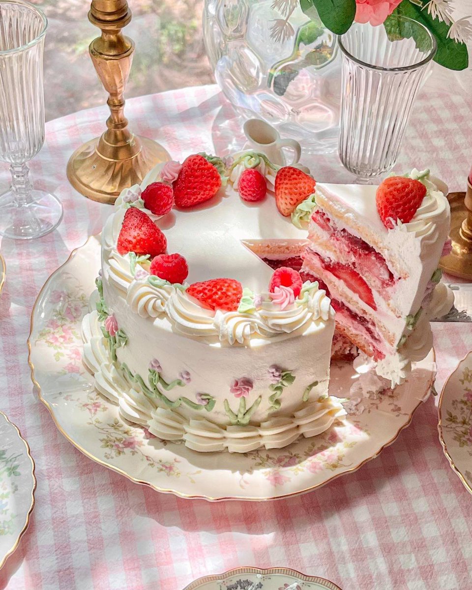 daily_dolce's tweet photo. Strawberry cake made by chaeeeri https://t.co/XV7DxC0m1y