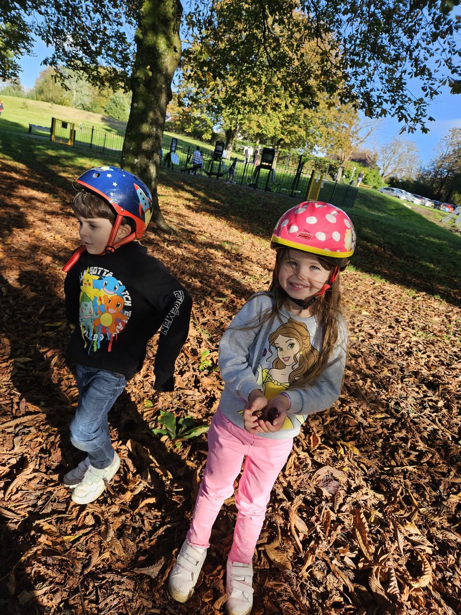 allaz86's tweet photo. @Ysgol_y_Castell Walk in the park  to collect Autumn treasures for our classrooms and discuss the colours in Welsh 🍂 #gcderbyn #sicastell #gcnantypandy #gcnantyraber https://t.co/qMrV6Fdxzx