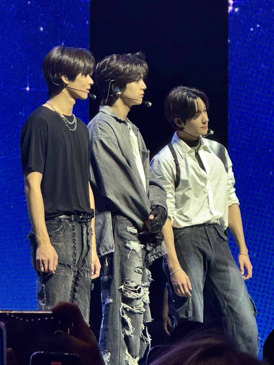 sanricsmoon's tweet photo. BERMUDAAA LINE π€π€#theboyz #juyeon #younghoon #hyunjae #bermudaline #wildkpopfestival #λ보μ΄μ¦ #μ£Όμ° #μν #νμ¬ #sydney https://t.co/czi4IRbHHv