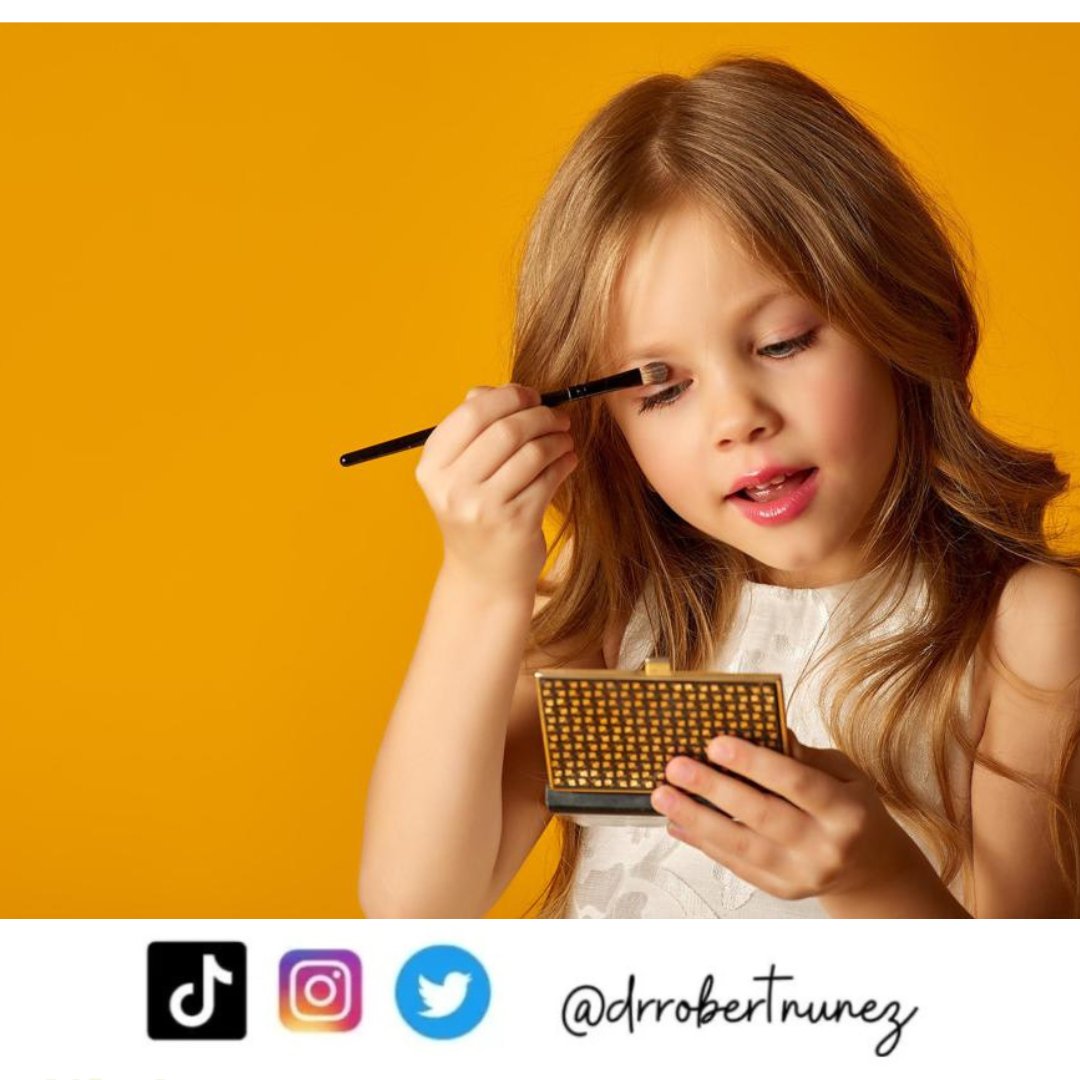 drrobertnunez's tweet photo. Sabías qué la #hipersexualidad es una conducta que le está arrebatando la infancia a muchos niños y niñas.
 
La hipersexualidad se define como la adquisición de comportamientos sexualizados en la infancia, lo preocupante es que esas conductas las están aprendiendo en etapas de la vida donde el niño – niña están en formación de su personalidad.
 
Las edades más propensas para que  los niños aprendan  la conducta es entre los 8 y a 9 años de edad. Además, suelen ser las niñas las más perjudicadas por la vulnerabilidad a la que las expone el propio género.  Ejemplo de ello son: los concursos de belleza que se promocionan en los colegios, las peliculas o series con contenidos inapropiados, modelaje, spa infantiles.
 
Consecuencias:
-      Genera conductas que no son acordes a su edad. 
-      Transición precoz a la vida adulta y adopción de roles que no están acordes a su desarrollo y crecimiento.
-      Su energía sexual se libera, es decir, aumenta el interés sexual.
-      Se mercantiliza el cuerpo, se observa el valor de alguien por su capacidad de atraer, lo que no corresponde.

En los últimos años hemos podido comprobar cómo la moda infantil, especialmente la dirigida a las niñas, tiende a imitar a la de las personas adultas: pantalones muy cortos, ombligos al aire, camisetas sexys... al estilo de las cantantes adolescentes.

La hipersexualización se ha extendido a gran velocidad en nuestra sociedad y condena a nuestros niños y, sobre todo, a nuestras niñas, a la búsqueda del cuerpo imposible, quedándonos y valorando sólo los aspectos más superficiales, convirtiéndolas en objetos en lugar de sujetos.

La influencia de la hipersexualización en las redes es visible en los siguientes aspectos:

•Tendencia a imitar a los ‘influencers’ para conseguir ‘likes’.
•Uso de música con contenido inadecuado.
•Bailes con gestos y movimientos hipersexualizados.
•Poses sugerentes y con poca ropa.
•Desarrollo de canales donde los niños ofrecen conductas típicamente adultas.