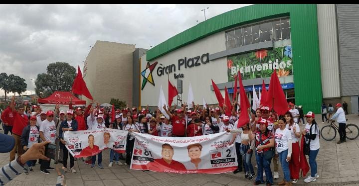 guillermoedil's tweet photo. De día y de noche junto a la comunidad para que conozcan el trabajo que hemos realizado durante  los períodos en los cuales he sido edil

Por eso este 29 de octubre vote L81 por Guillermo Bastidas Edil de Bosa y L2 por @mariavictoriavargass al Concejo de Bogotá
¡Unidos por Bosa! https://t.co/L2j2ubKi0A