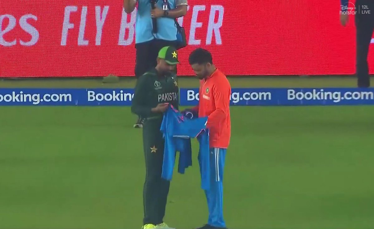 CricCrazyJohns's tweet photo. Virat Kohli gifted a signed Indian jersey to Babar when he asked after the game. 

- A beautiful moment. https://t.co/2Yl0WoUlzC
