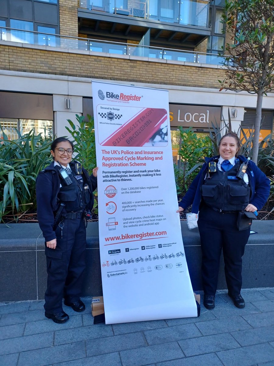 Chiswick and Brentford East Safer Neighbourhood officers marked over 20 bikes today at Kew Bridge Road and added them to the bike marking register! #bikemarking #saferneighbourhoods 

Next bike marking event is on 28/10/2023 outside Chiswick Town Hall at 2pm. Join us there!
