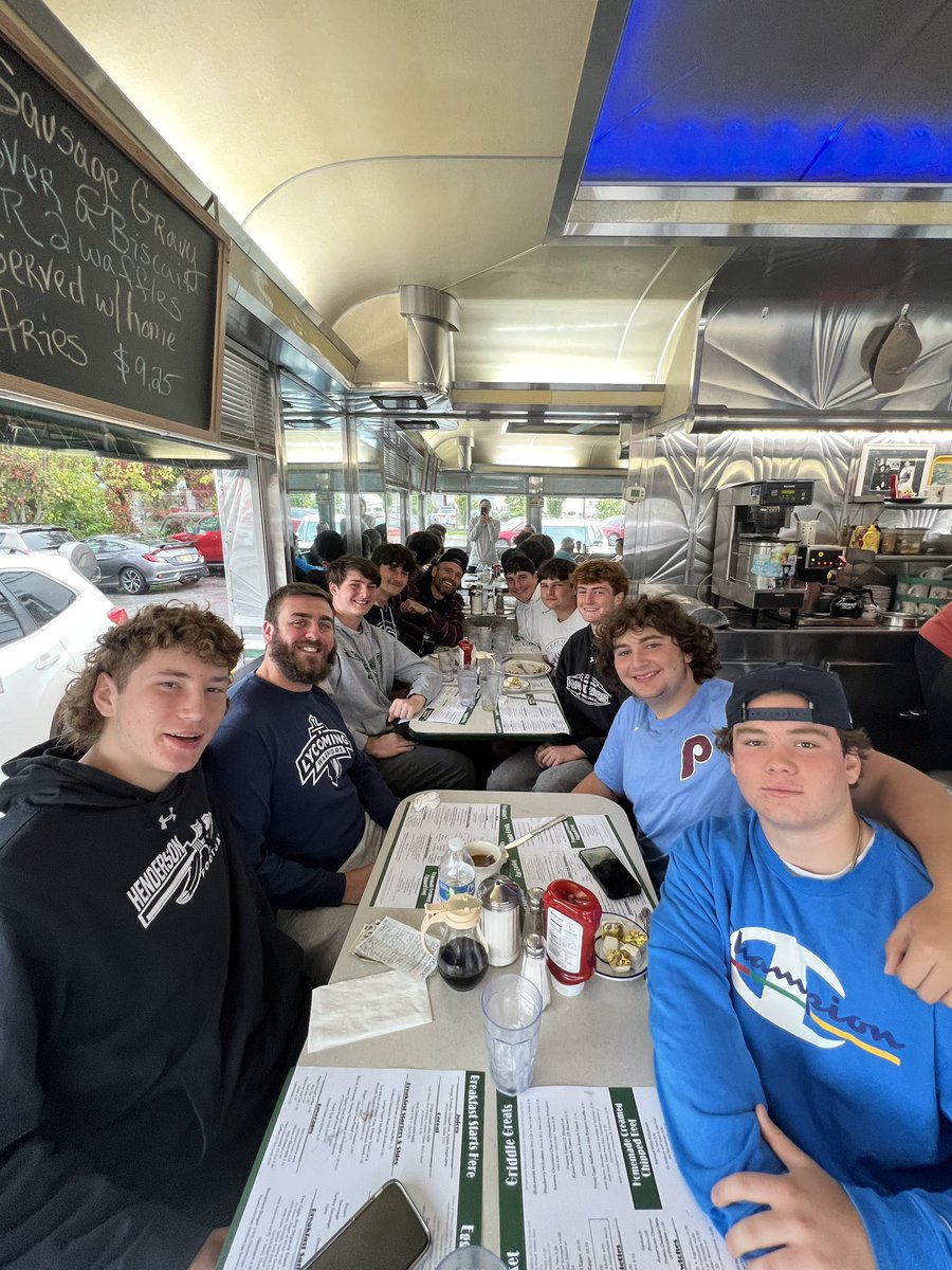 Henderson_FB's tweet photo. Warriors always building positive relationships. Coach @costill_michael and Coach @DanielShoupEDU grabbing breakfast at @DKDinerWC in the boro with senior OL/DL. Better people. Better students. Better football players. FAMILY. https://t.co/7heXisYJvK