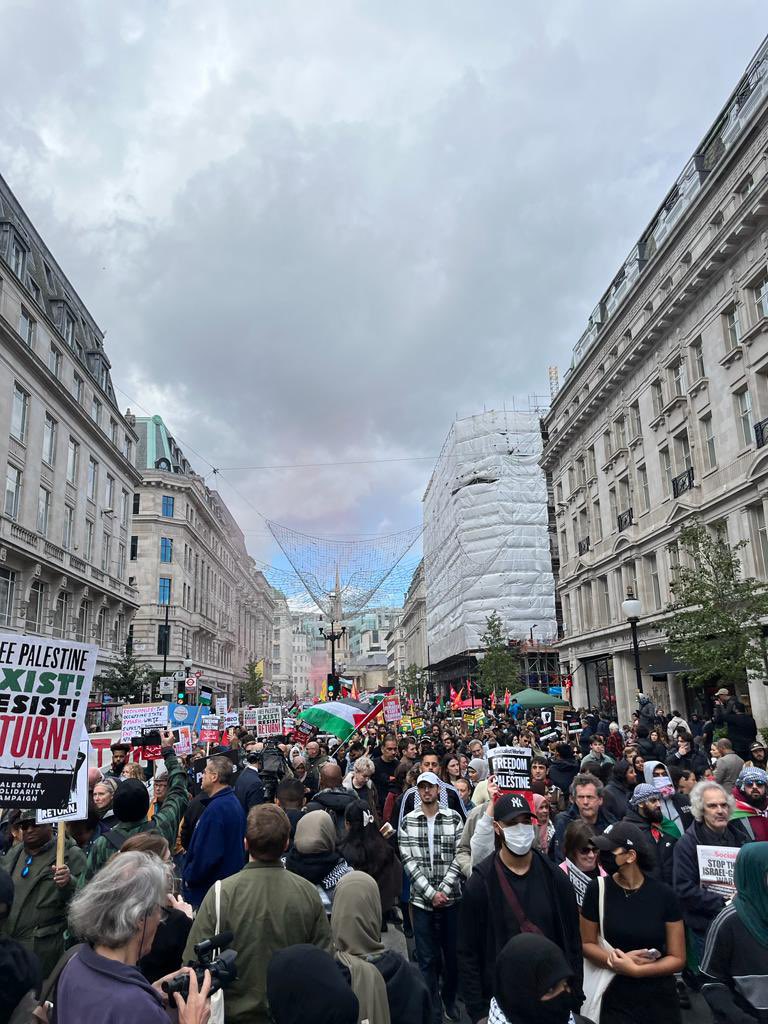 UniteInt's tweet photo. Good to be part of this important &amp; huge march today in London for #peace, &amp; to join those calling for an end to all violence &amp; for the int community to act to protect all civilians in Gaza, end the occupation of #Palestine &amp;ensure peace with justice, equality &amp; dignity for all https://t.co/chj6wAQRB2