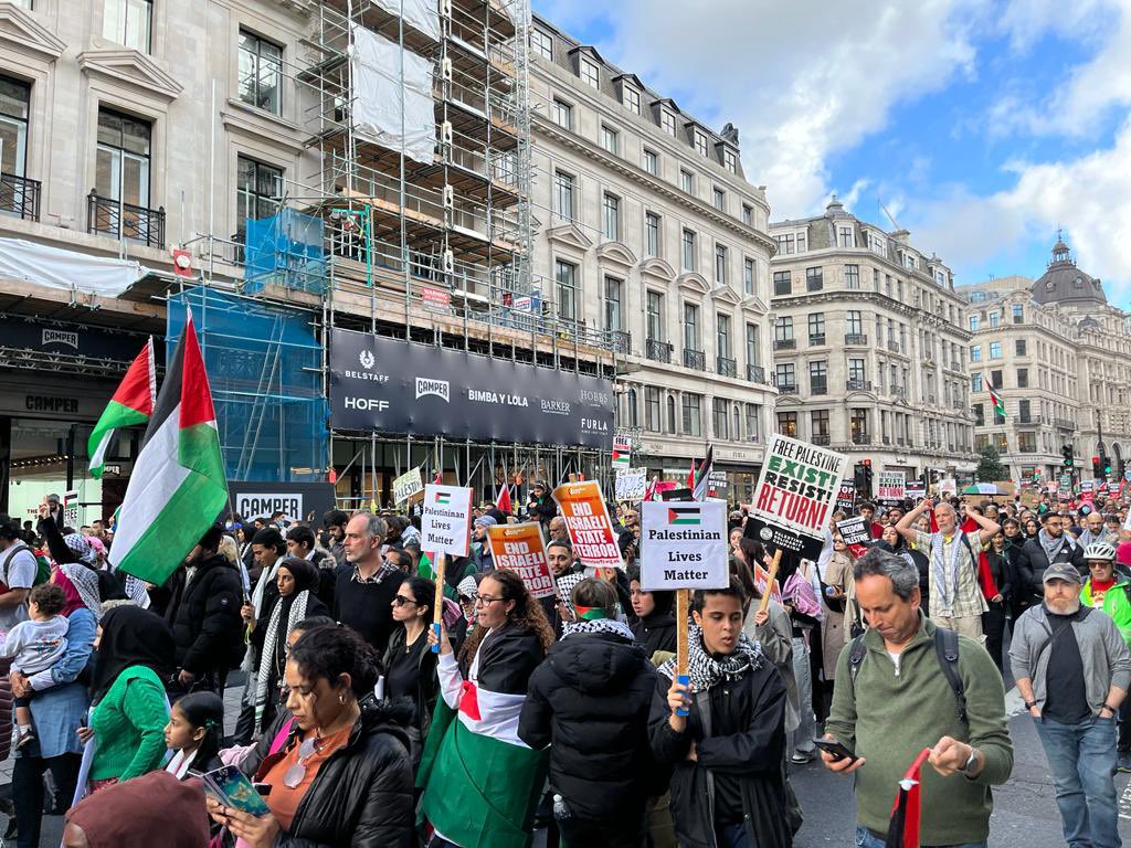UniteInt's tweet photo. Good to be part of this important &amp; huge march today in London for #peace, &amp; to join those calling for an end to all violence &amp; for the int community to act to protect all civilians in Gaza, end the occupation of #Palestine &amp;ensure peace with justice, equality &amp; dignity for all https://t.co/chj6wAQRB2